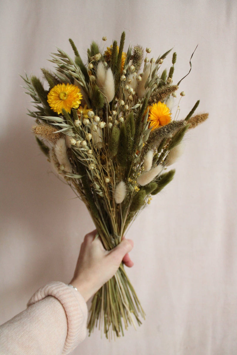 Vasenglück Trockenblumen Trockenblumenstrauss „No. 55“ in Olivgrün mit gelben Strohblumen